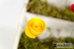 Deko-Idee Papierblumen Briefständer DIY