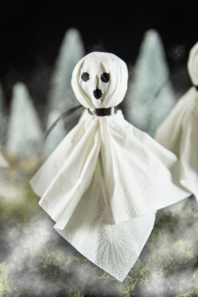 DIY Halloween-Geister aus Lollis und Taschentüchern