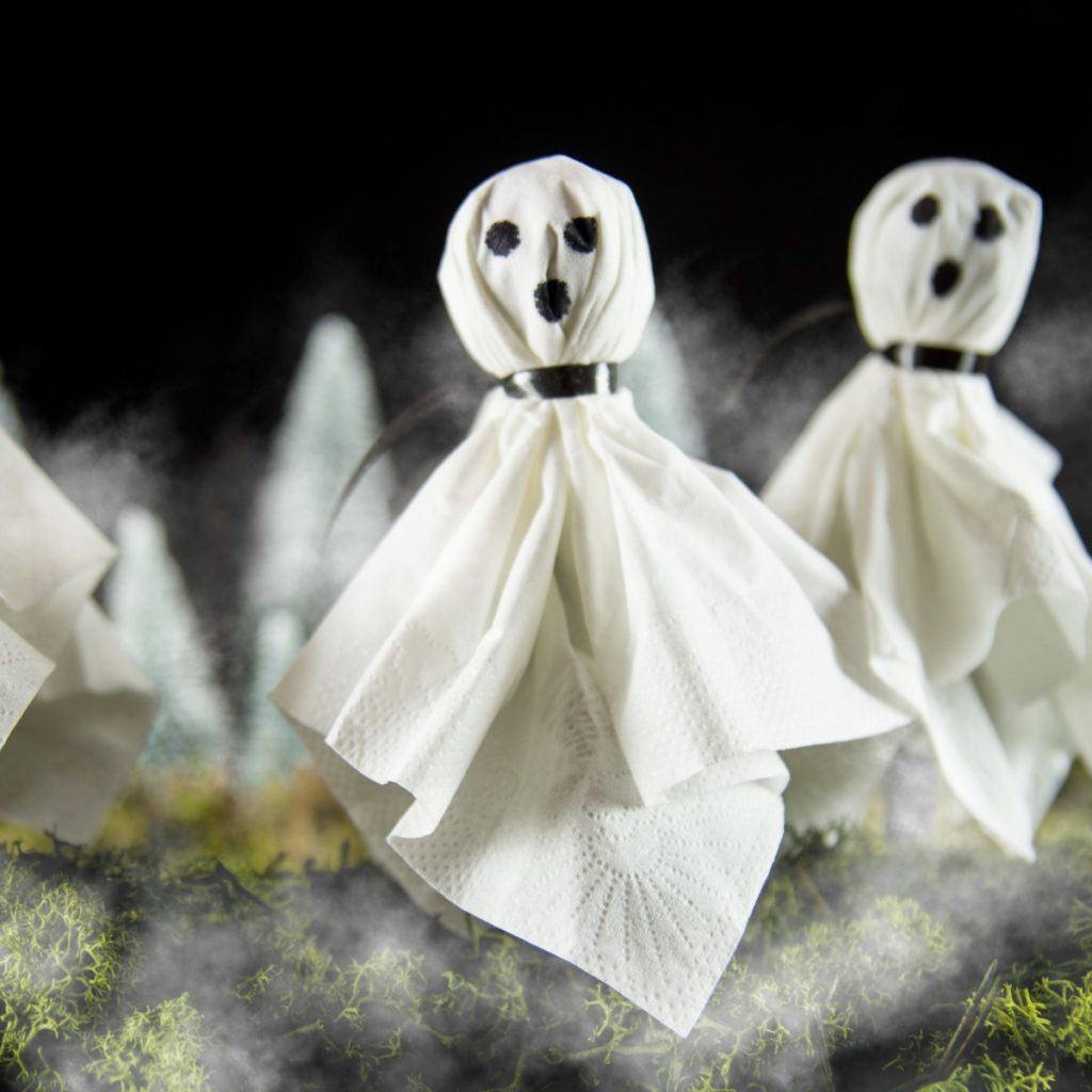 DIY Halloween-Geister aus Lollis und Taschentüchern